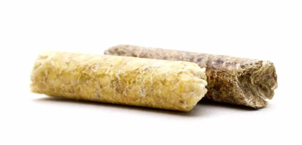 witte en bruine houtpellets