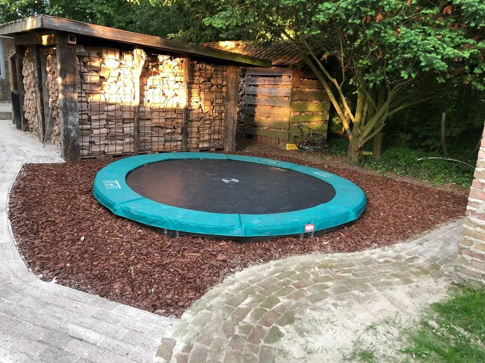 Franse boomschors om trampoline