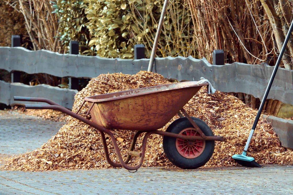 Mulch-annleggen-in-de-herfst-boomschors