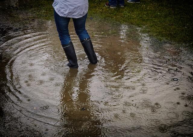 Festival in de regen, gebruik houtsnippers om natte voeten van je bezoekers te beperken.