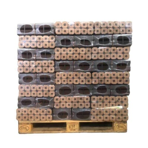 (Fikse) Pini kay houtbriketten op een pallet